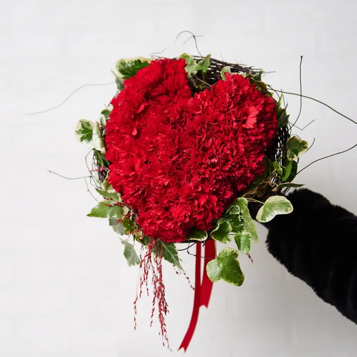 Buchet în Forma de Inimă din Garoafe Catifelate Rosii "Be My Valentine"