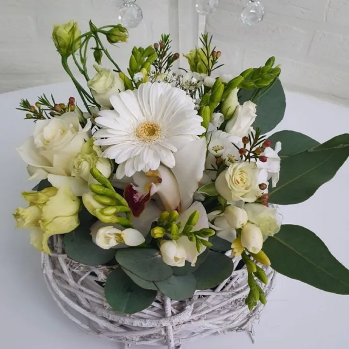 Aranjament Delicat în Coș de Răchită Alb cu Trandafiri Albi, Frezii, Eucalipt, Wax Flower și Gerbera