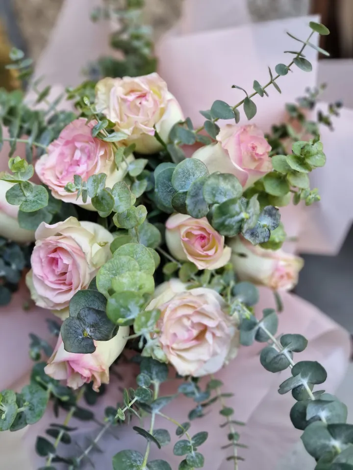 Buchet din 9 Trandafiri cu Eucalipt Pretty in Pink