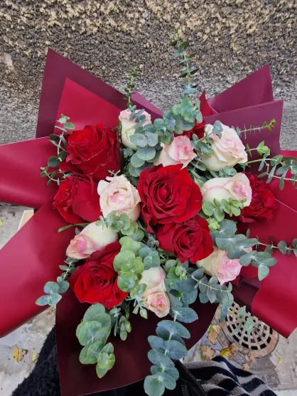 Buchet din 15 Trandafiri cu Eucalipt Saphirs Cheris