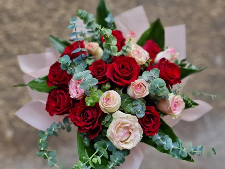 Buchet din 19 Trandafiri cu Eucalipt Sapphire Sweethearts
