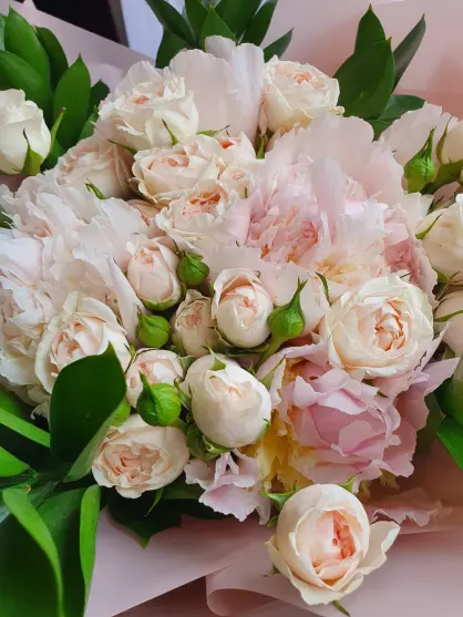 Buchet de Trandafiri de Grădină și Bujori Spring Blossom