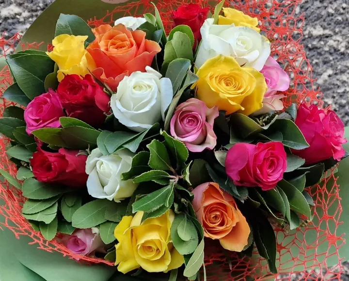 Buchet din Trandafiri Multicolored Roses