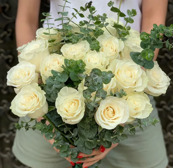 Buchet din 25 de Trandafiri Snow White