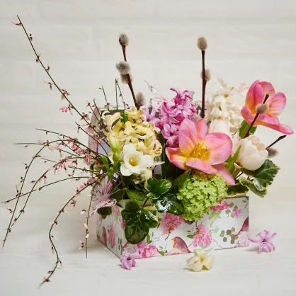 Aranjament-floral-de-primavara-cu-zambile-parfumate-Aniela-Events|||