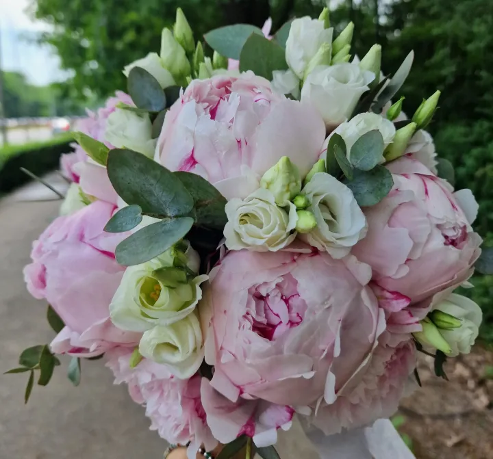 Buchet din Bujori Parfumați și Lisianthus Peonies Forever