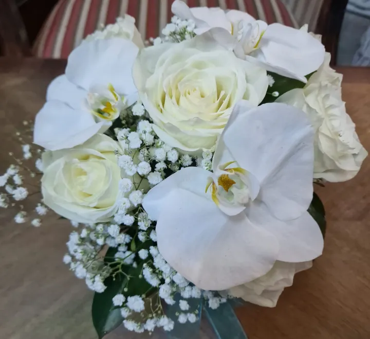 Aranjament cu Phalaenopsis și Trandafiri