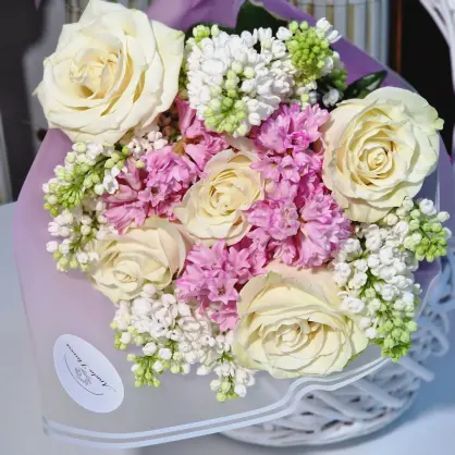 Buchet Parfumat cu Liliac, Zambile și Trandafiri