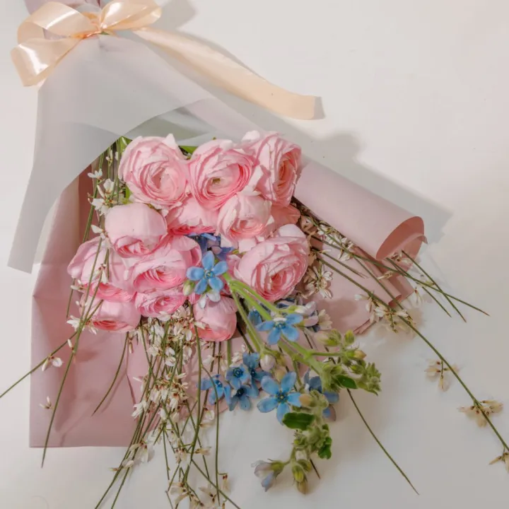 Buchet Romantic cu 15 Ranunculus Roz, Oxypetalum și Genista Parfumată