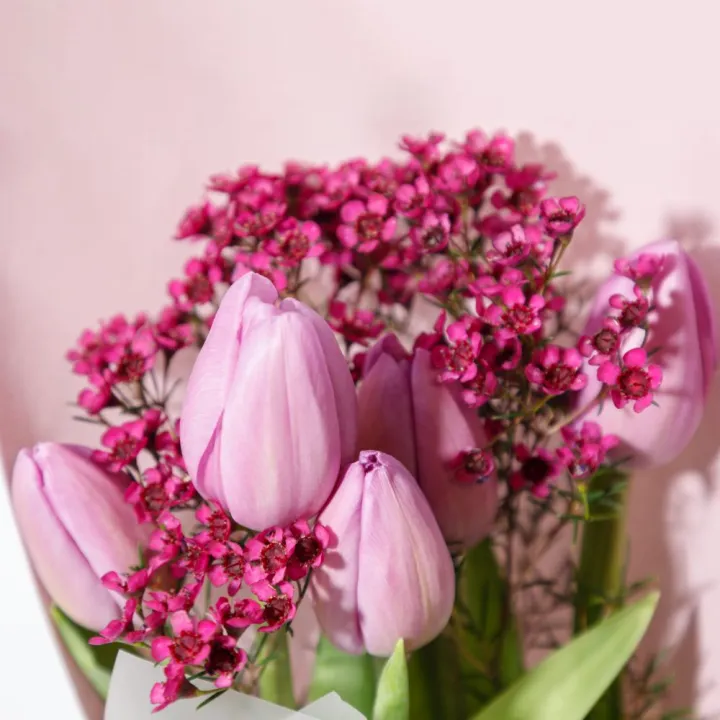 Buchet Minimalist cu 5 Lalele Roz și Wax Flower (Floarea de Ceară)