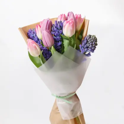 Buchet de Primăvară cu 10 Lalele Roz și 5 Zambile Albastre