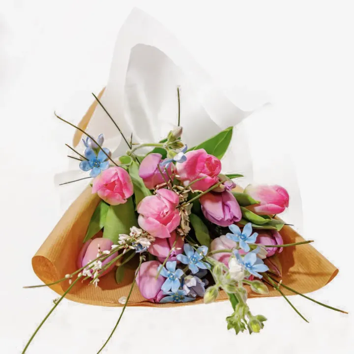 Buchet cu 11 Lalele Roz, Oxypetalum Albastru și Genista Parfumată