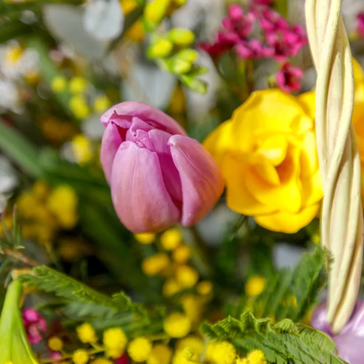 Coșuleț de Primăvară cu Narcise, Frezii și Lalele – Mix Floral Galben-Roz
